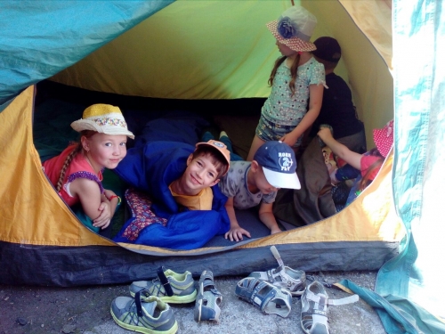 Молодые туристы трахаются в большой палатке