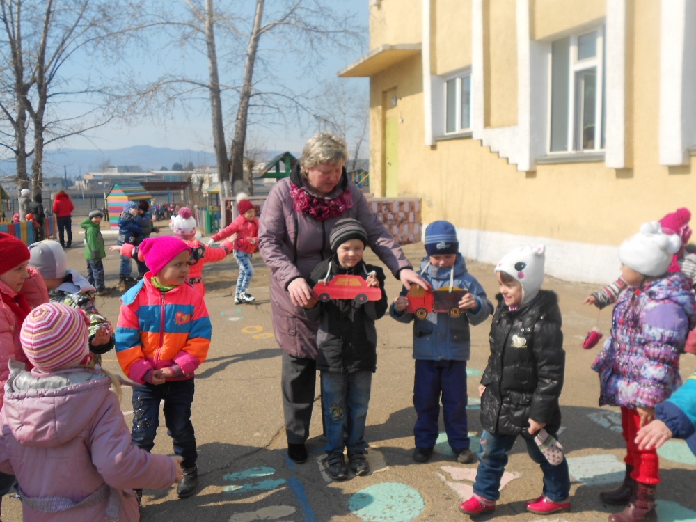Сколько гуляют на праздники. Дети на прогулке Советский детсад. Садик в Болгарии. Детский садик за веревочку. Дети гуляют во дворе.
