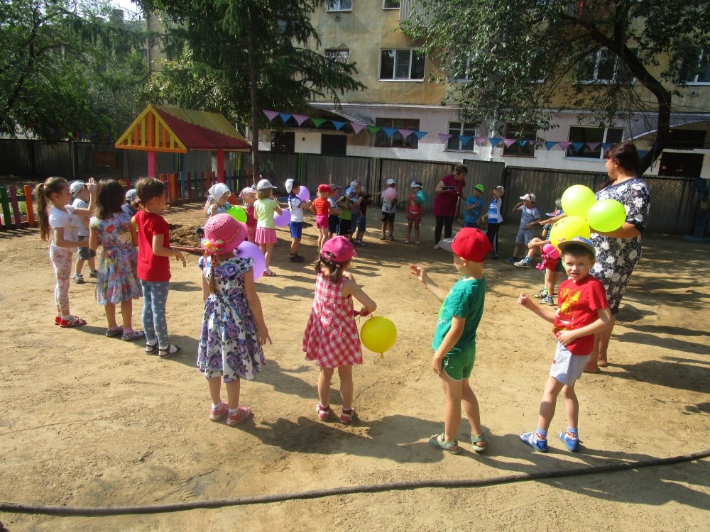 Праздник для детей сценарий на улице. Летние развлечения в детском саду. Летние забавы в детском саду. Развлечение в детском саду летом на улице. Летние развлечения летом для детей в саду.